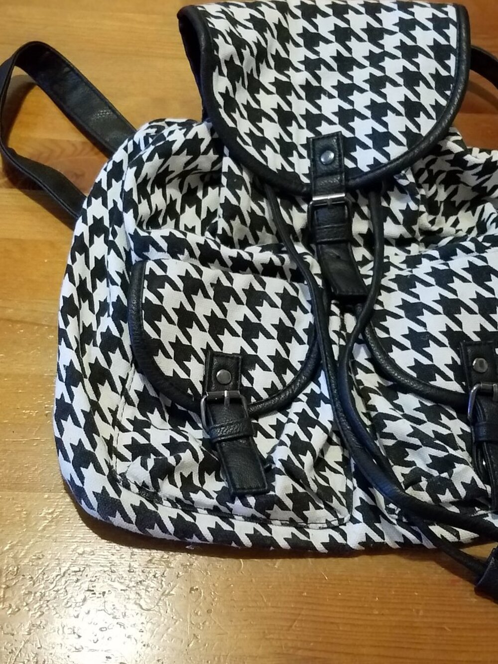 Fashionable backpack - houndstooth pattern! - Picture 1 of 15
